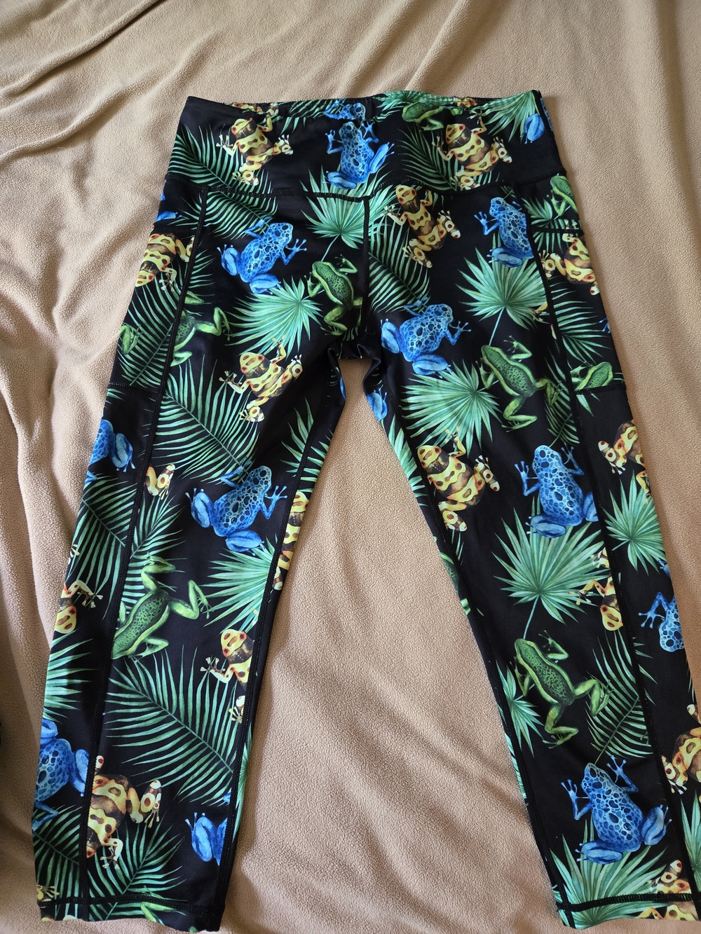 Constantly Varied Gear Lg Toxic Paradise  Frog Print CAPRIS Leggings